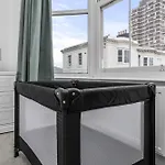 2 Bedroom Flat - With King Sized Beds, Netflix And Sky - Perfect For Contractors, Vacation Guests Or Those Relocating