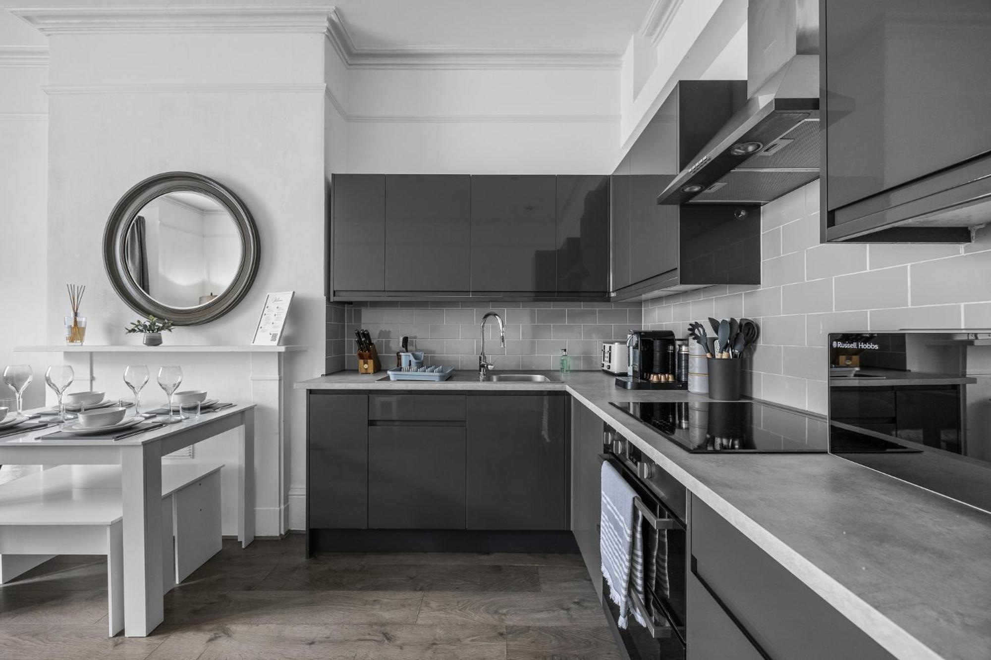 2 Bedroom Flat - With King Sized Beds, Netflix And Sky - Perfect For Contractors, Vacation Guests Or Those Relocating Hove
